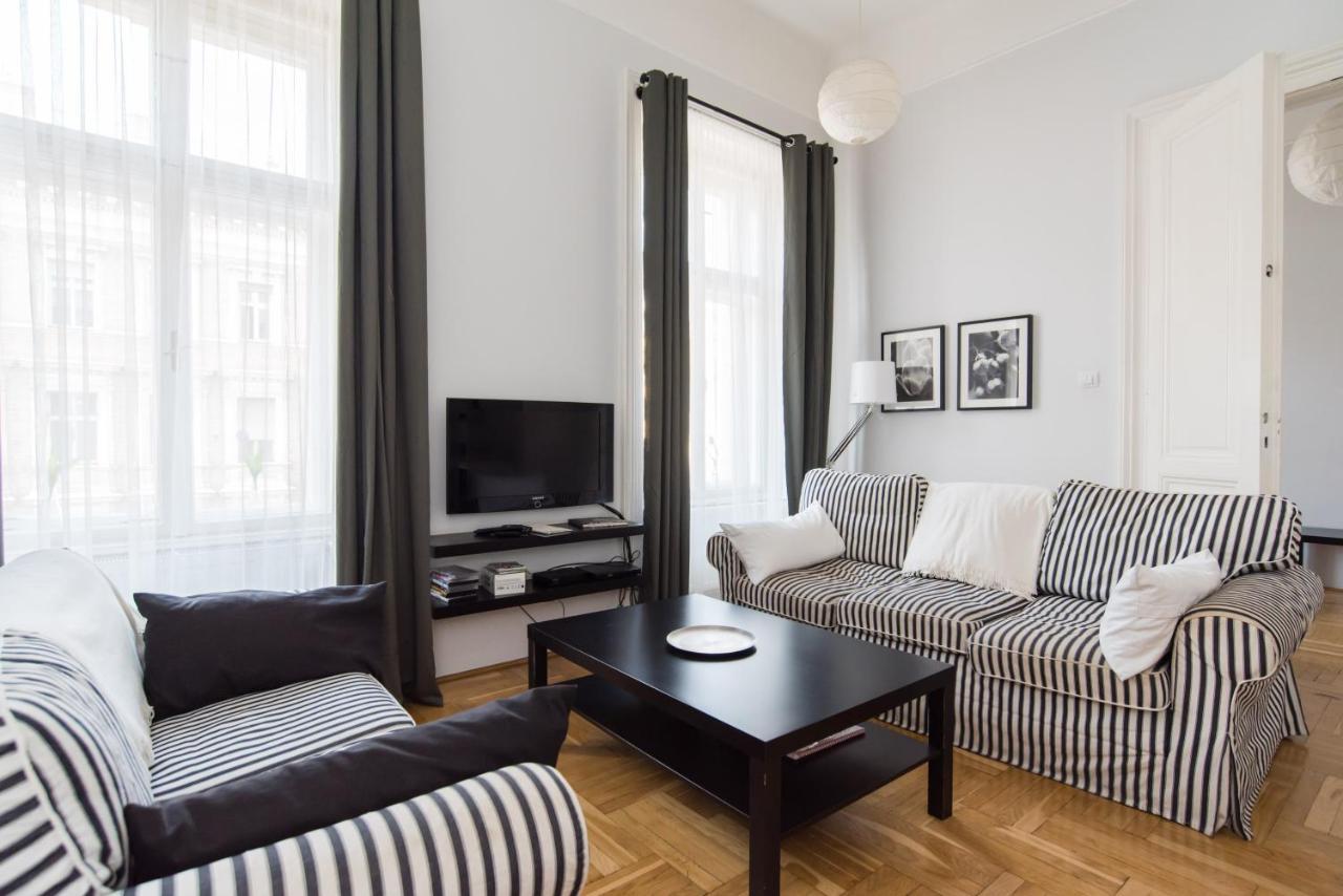 Black & White Apartment Budapest Esterno foto